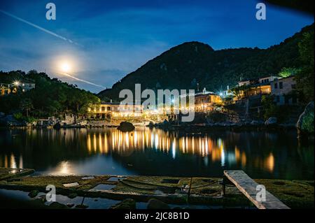 Ville de Damouchari (Pélion Peninsula en Grèce) la nuit avec des réflexions sur l'eau Banque D'Images