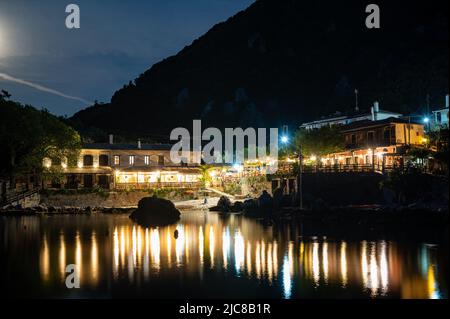 Ville de Damouchari (Pélion Peninsula en Grèce) la nuit avec des réflexions sur l'eau Banque D'Images