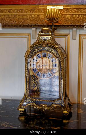 Old Clock in State Dining Room - Château de Warwick - Warwickshire - Angleterre, Royaume-Uni. 20th de mai 2022. Banque D'Images