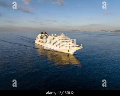 MV Seabourn Ovation est un navire de croisière appartenant à Seabourn Cruise Line. Vue aérienne de Seabourn Ovation sur son chemin vers l'Espagne de Majorque. Banque D'Images