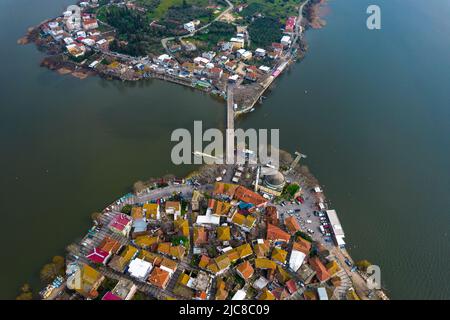 GOLYAZI, BURSA, TURQUIE. Golyazi est une ville fondée sur une péninsule sur le lac Uluabat. Banque D'Images