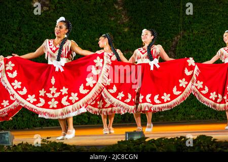 Danseurs mexicains vêtus de superbes costumes colorés et lumineux au 24th International folklore Festival, Varna Bulgarie 2015 Banque D'Images