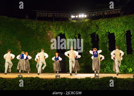 Danseurs lettons vêtus de costumes traditionnels au 24th Festival International du folklore, Varna Bulgarie 2015 Banque D'Images