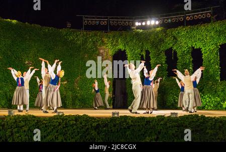 Danseurs lettons vêtus de costumes traditionnels au 24th Festival International du folklore, Varna Bulgarie 2015 Banque D'Images