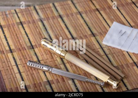 Herbes chinoises traditionnelles utilisées en médecine de fines herbes avec des aiguilles d'acupuncture et le bâton de moxa utilisé dans la thérapie de moxibution. Banque D'Images