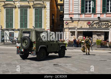 Voiture de reconnaissance Land Rover défenseur de l'armée italienne garée sur la Piazza de Ferrari, l'une des principales places de Gênes, Ligurie, Italie Banque D'Images