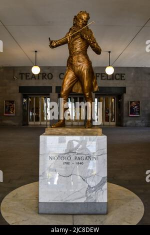 Statue en bronze doré de Niccolò Paganini (1782-1840), célèbre violoniste génoise, devant le théâtre Carlo Felice de Gênes, Ligurie, Italie Banque D'Images