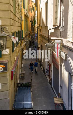 Vue panoramique sur la via Luccoli, une ruelle étroite ('carugio') dans le centre historique de Gênes, Ligurie, Italie Banque D'Images