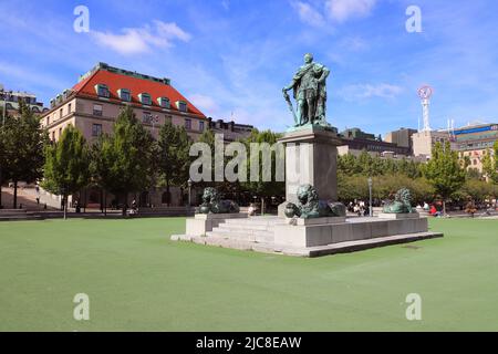 Stockholm, Suède - 1 septembre 2019 : statue du roi de Suède Charles XIII située dans le parc de Kungstradgarne. Banque D'Images