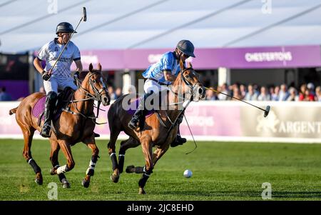 Londres, Royaume-Uni. 10th juin 2022. L'Angleterre prend l'Argentine dans le match final de la journée pendant la Journée internationale de Cudos, Chestertons Polo dans le parc à Hurlingham Park, Londres, Royaume-Uni le 10 juin 2022. Photo de Phil Hutchinson. Utilisation éditoriale uniquement, licence requise pour une utilisation commerciale. Aucune utilisation dans les Paris, les jeux ou les publications d'un seul club/ligue/joueur. Crédit : UK Sports pics Ltd/Alay Live News Banque D'Images