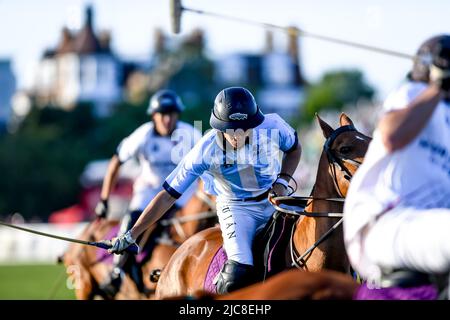 Londres, Royaume-Uni. 10th juin 2022. L'Angleterre prend l'Argentine dans le match final de la journée pendant la Journée internationale de Cudos, Chestertons Polo dans le parc à Hurlingham Park, Londres, Royaume-Uni le 10 juin 2022. Photo de Phil Hutchinson. Utilisation éditoriale uniquement, licence requise pour une utilisation commerciale. Aucune utilisation dans les Paris, les jeux ou les publications d'un seul club/ligue/joueur. Crédit : UK Sports pics Ltd/Alay Live News Banque D'Images