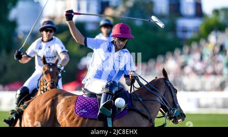 Londres, Royaume-Uni. 10th juin 2022. L'Angleterre prend l'Argentine dans le match final de la journée pendant la Journée internationale de Cudos, Chestertons Polo dans le parc à Hurlingham Park, Londres, Royaume-Uni le 10 juin 2022. Photo de Phil Hutchinson. Utilisation éditoriale uniquement, licence requise pour une utilisation commerciale. Aucune utilisation dans les Paris, les jeux ou les publications d'un seul club/ligue/joueur. Crédit : UK Sports pics Ltd/Alay Live News Banque D'Images