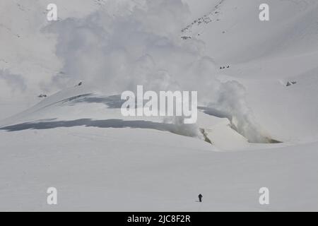 La vapeur s'élevant d'un volcan actif en hiver Banque D'Images