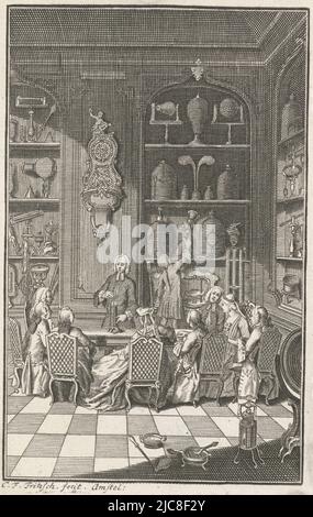 Une entreprise, composée de huit messieurs et de deux dames, est assise autour d'une table dans un laboratoire. Dans les armoires et sur le sol sont des instruments (de mesure) pour la recherche physique. Leçon de physique, imprimeur: Christian Friedrich Fritzsch, (mentionné sur l'objet), Amsterdam, 1759, papier, gravure, h 135 mm × l 88 mm Banque D'Images