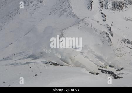 Vapeur s'élevant des évents volcaniques dans un paysage d'hiver Banque D'Images