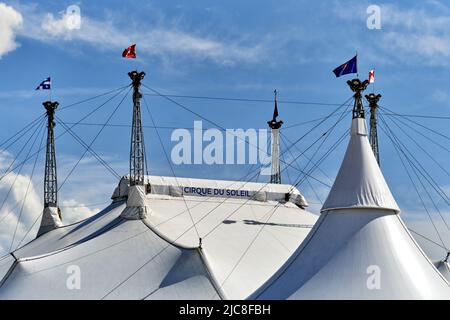 Genève, Suisse - le 28 mai 2022 : signe au-dessus de la tente du Cirque du Soleil , un producteur canadien de cirque Banque D'Images