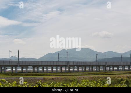 Ligne de train à grande vitesse près de la gare de Hakodate Shin-Hokutoshi Banque D'Images