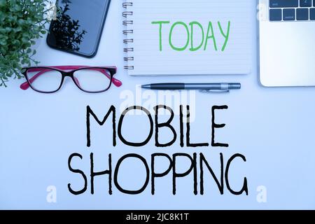 Légende du texte présentant Mobile Shopping. Photo conceptuelle achat et vente de biens et de services par le biais de fournitures de bureau mobiles sur le bureau avec Banque D'Images