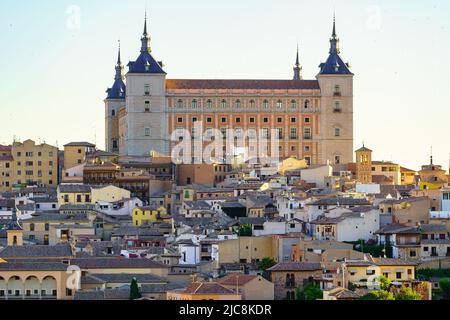 Impressionnant Alcazar de Toledo au sommet de la colline et dominant la ville. Banque D'Images