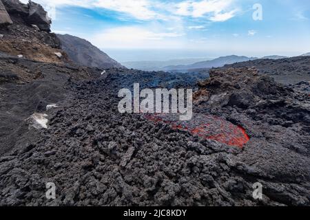 Etna- Partiolare della colata di lave incandescente sul vulcano Etna in Sicilia - Attrazione turistica Banque D'Images