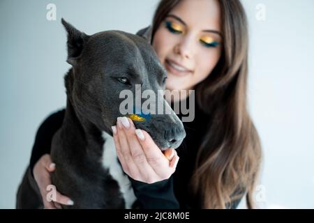 jeune ukrainienne belle femme jouer avec staffordshire terrier chien à la houe Banque D'Images