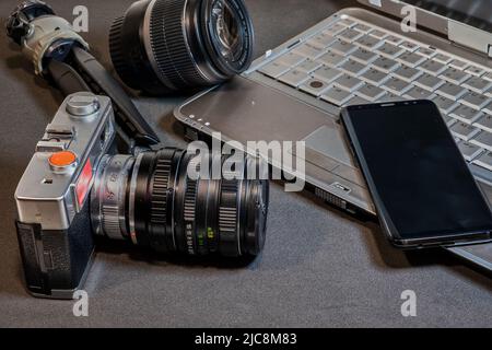 Composition, appareil photo avec divers objets photographiques. Banque D'Images