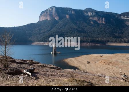 Eglise San Román de Sau cachée sous l'eau, réservoir de Sau, Tavartet, Catalogne, Espagne Banque D'Images