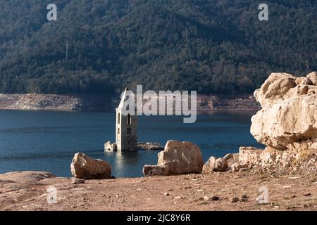 Eglise San Román de Sau cachée sous l'eau, réservoir de Sau, Tavartet, Catalogne, Espagne Banque D'Images