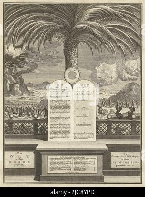 Au centre, deux tablettes de pierre avec les dix Commandements inclinés sur un palmier. En arrière-plan est le Mont Sinaï couvert de nuages et de foudre. Dieu parle au peuple d'Israël réuni au pied de la montagne, les tablettes de la loi, dessinateur: Gerrit de Broen (II), (mentionné sur l'objet), dessinateur intermédiaire: Gerrit de Broen (II), (mentionné sur l'objet), Amsterdam, c. 1720 - c. 1774, papier, gravure, gravure, h 353 mm × l 273 mm Banque D'Images