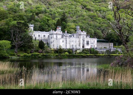 Abbaye de Kylemore - Château de Kylemore sur Polacapet Lough dans le Connemara dans le comté de Galway, Irlande Banque D'Images