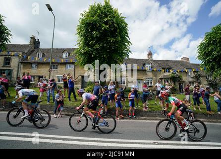 De gauche à droite, Audrey cordon Ragot de l'équipe Trek - Segafredo dirige Maaike Boogard de l'équipe des Émirats Arabes Unis ADQ et Elisa Longo Borghini de l'équipe Trek - Segafredo en montant la colline à Burford, Oxfordshire, Au cours de la sixième étape de la tournée des femmes de Chipping Norton à Oxford pendant la sixième étape de la tournée des femmes de Chipping Norton à Oxford. Date de la photo: Samedi 11 juin 2022. Banque D'Images