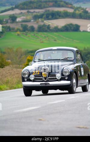 CAGLI , ITALIE - OTT 24 - 2020 : ALFA ROMEO 1900 SUPER TI 1954 sur une vieille voiture de course en rallye mille Miglia 2020 la célèbre course historique italienne (1927 Banque D'Images