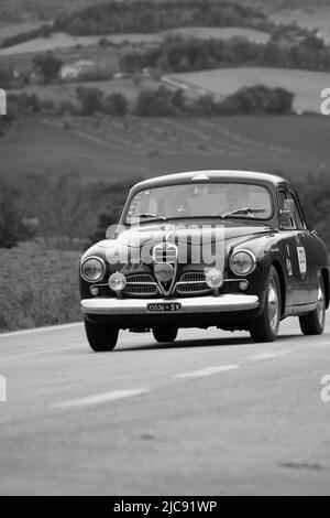 CAGLI , ITALIE - OTT 24 - 2020 : ALFA ROMEO 1900 SUPER TI 1954 sur une vieille voiture de course en rallye mille Miglia 2020 la célèbre course historique italienne (1927 Banque D'Images