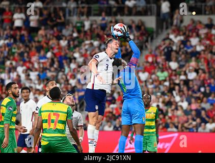 Austin, Texas États-Unis, 10th juin : 2022. Walker ZIMMERMAN (3), des États-Unis, tente un titre pour un but contre JASON BELFON (1) de Grenade lors de la deuxième moitié de l'action d'un match de la Ligue de la nation CONCACAF au stade Q2 d'Austin. Il s'agit du dernier match de l'équipe nationale américaine (USMNT) des hommes aux États-Unis avant la coupe du monde de la FIFA 2022. Crédit : Bob Daemmrich/Alay Live News Banque D'Images