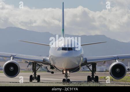 B-16203 EVA Airways Airbus A321-211 attend sur la piste avant de décoller de l'aéroport de Taipei Songshan (TSA, RCSS), Taïwan Banque D'Images