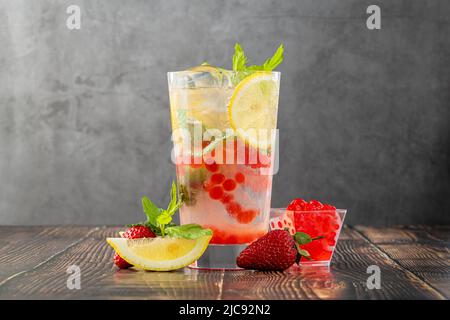 Mojito à la fraise et au boba Banque D'Images