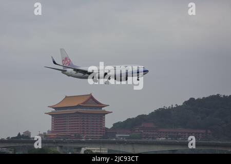 B-18617 China Airlines Boeing 737-800 débarque à l'aéroport de Taipei Songshan (TSA, RCSS), à Taïwan. Banque D'Images