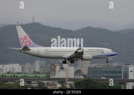 B-18617 China Airlines Boeing 737-800 débarque à l'aéroport de Taipei Songshan (TSA, RCSS), à Taïwan. Banque D'Images