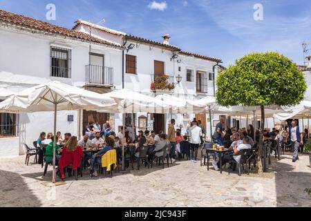 Grazalema, Cadix, Espagne - 1 mai 2022: Les gens mangeant une boisson dans les terrasses de bar du village de Grazalema, (montagnes de Grazalema), un des villages Banque D'Images