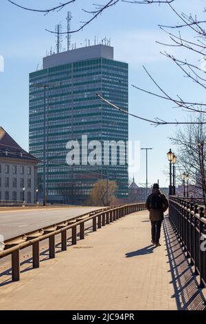 Un homme traverse un pont, vue arrière. Gdansk, Pologne Banque D'Images