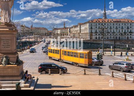 Turin, Italie - 10 juin 2022 : tramway orange typique de Turin sur la piazza Gran Madre en direction du pont Vittorio Emanuele I, en arrière-plan piazza Vitt Banque D'Images