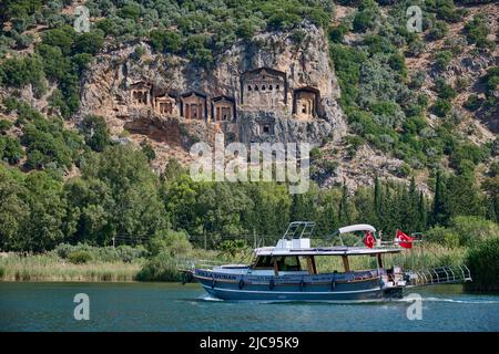 Bateau touristique devant les tombeaux de roche lycienne dans un rocher de Dalyan, Turquie Banque D'Images