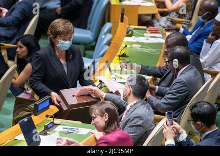 (220611) -- NATIONS UNIES, 11 juin 2022 (Xinhua) -- la photo montre une vue de l'élection des membres du Conseil économique et social de l'ONU lors d'une réunion à l'Assemblée générale de l'ONU au siège de l'ONU à New York sur 10 juin 2022. Dix-sept États ont été élus vendredi au Conseil économique et social des Nations Unies, l'organe de coordination du travail économique et social des agences et fonds des Nations Unies, pour un mandat de trois ans. (Eskinder Debebe/un photo/Handout via Xinhua) Credit: Xinhua/Alay Live News Banque D'Images