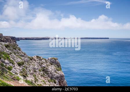 Vue sur Sagres point (Ponta de Sagres) depuis la forteresse de Beliche - Sagres, Algarve, Portugal Banque D'Images