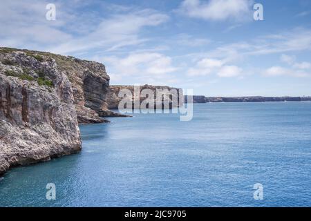 Vue sur Sagres point (Ponta de Sagres) depuis la forteresse de Beliche - Sagres, Algarve, Portugal Banque D'Images