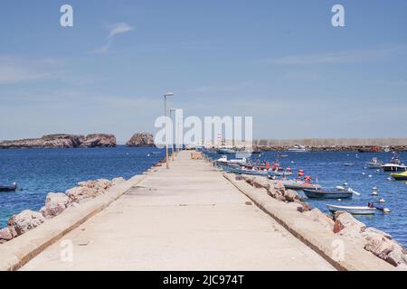 L'entrée du port de Sagres est abritée par des îlots Martinhal (en arrière-plan) - Sagres, Algarve, Portugal Banque D'Images