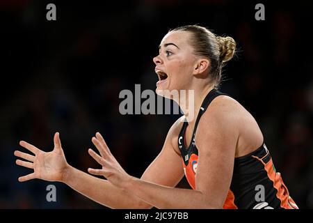 11th juin 2022 ; Ken Rosewall Arena, Sydney, Nouvelle-Galles du Sud, Australie ; Australian Suncorp Super Netball, Giants Netball versus Sunshine Coast Lightning; Matilda McDonell of the Giants appelle pour le ballon Credit: Action plus Sports Images/Alay Live News Banque D'Images