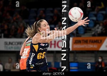 11th juin 2022 ; Ken Rosewall Arena, Sydney, Nouvelle-Galles du Sud, Australie ; Australian Suncorp Super Netball, Giants Netball versus Sunshine Coast Lightning; Cara Koenen of the Lightning atteint pour le ballon Credit: Action plus Sports Images/Alay Live News Banque D'Images