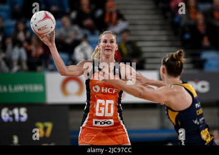 11th juin 2022 ; Ken Rosewall Arena, Sydney, Nouvelle-Galles du Sud, Australie ; Australian Suncorp Super Netball, Giants Netball versus Sunshine Coast Lightning ; April Brandley of the Giants passe le ballon Credit: Action plus Sports Images/Alamy Live News Banque D'Images