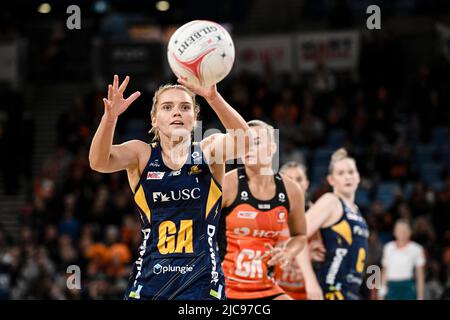 11th juin 2022 ; Ken Rosewall Arena, Sydney, Nouvelle-Galles du Sud, Australie ; Australian Suncorp Super Netball, Giants Netball versus Sunshine Coast Lightning ; Stephanie Wood of the Lightning se prépare à prendre le ballon Credit: Action plus Sports Images/Alay Live News Banque D'Images